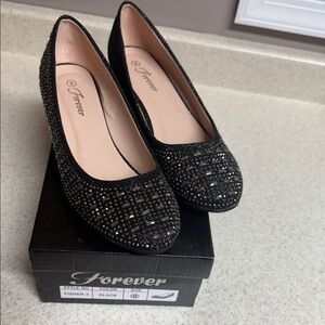 Women’s shoes
Like brand new 
Beautiful dress shoes
Size 8 original box